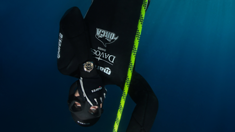 Nik Linder: When pressure equalisation becomes a problem in freediving A diver is hanging upside down from a rope in the water