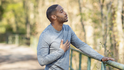 Exercise-induced shortness of breath: Interview with a lung specialist Jogger takes a break, one hand resting on his chest