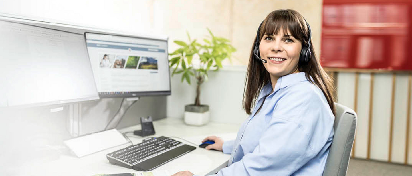 PARI – our service for you A PARI service employee sits in front of a computer with a headset and advises a customer over the phone