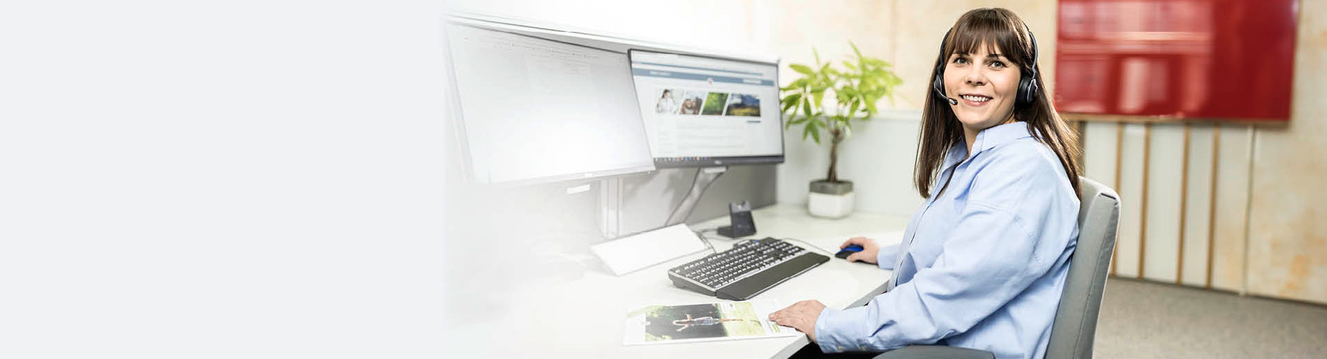 A PARI service employee sits in front of a computer with a headset and advises a customer over the phone