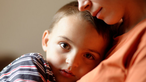 Your child has a cold: What can you do? 8 useful tips to help your child through a cold Kind liegt mit Kopf auf der Brust der Mutter