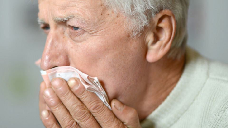 Painful cough: What can you do? 10 helpful tips to help your cough hurt less Älterer Mann hustet in Taschentuch