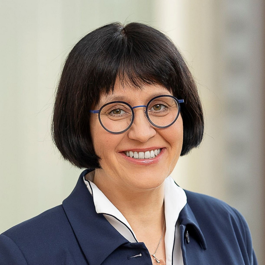 Anja Zschernig – Chief Financial Officer (CFO) – PARI Group President PARI Medical Holding GmbH Anja Zschernig – Chief Financial Officer (CFO) – PARI Group President PARI Medical Holding GmbH