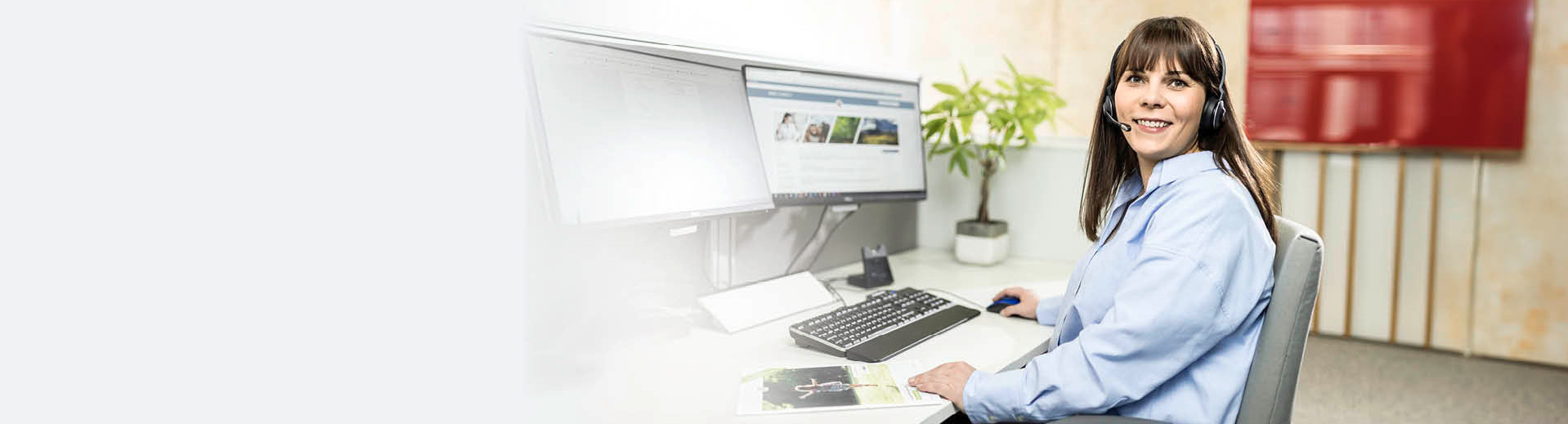 A PARI service employee sits in front of a computer with a headset and advises a customer over the phone