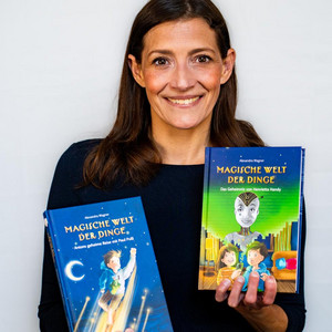Haöbnahaufnahme von Autorin Alexandra Wagner mit ihren beiden Kinderbüchern