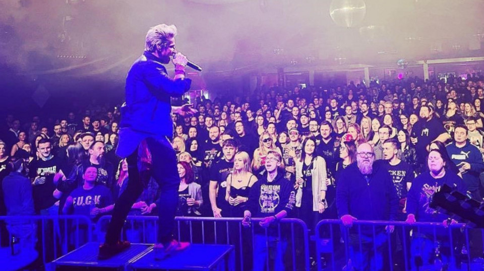 „Inhalieren pflegt meine Stimme“: Sänger Leon Singer im Interview Sänger auf der Bühne vor jubelndem Publikum