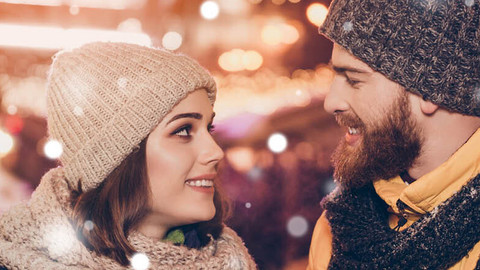 Kommst Du mit auf den Weihnachtsmarkt? Chronisch Erkrankte erzählen Junges Paar auf dem Weihnachtsmarkt mit Thermobechern in der Hand