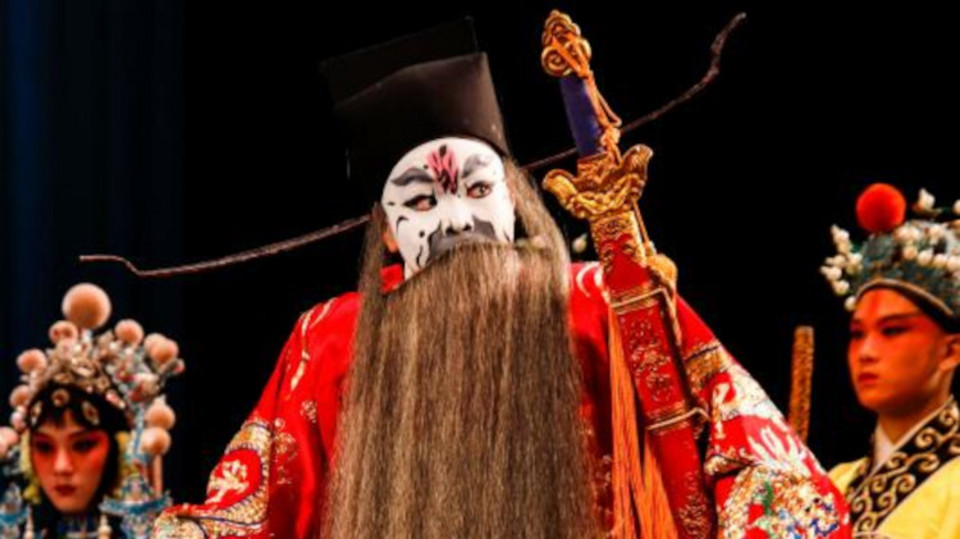 Peking Opera teenager: Overcoming asthma & carrying on a quintessentially Chinese lineage Peking Opera teenager Ding Hu on stage