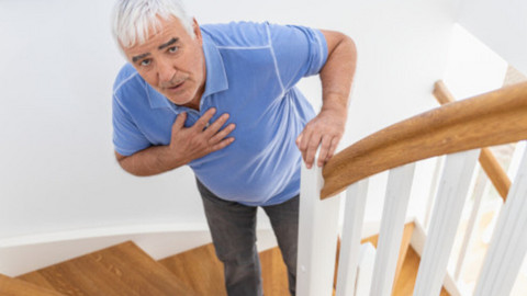 Idiopathic pulmonary fibrosis: When the lungs are scarred Älterer Mann steht auf Treppe mit Hand auf der Brust