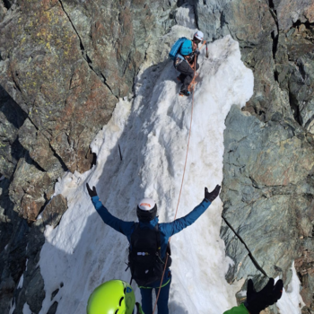 Ein Team von drei Bergwanderern auf einem schneebedeckten Hang