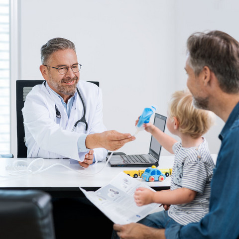 FAQs and answers to all your questions about inhalation for asthma Father is sitting with his child in the doctor's office