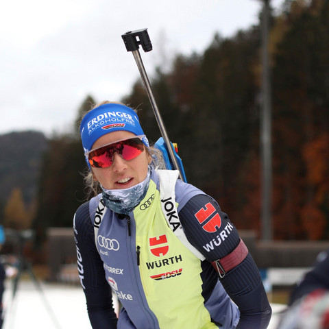 Biathletin Franziska Preuß: Inhalation ist mein fester Begleiter Biathletin Franziska Preuß während eines Wettkampfes mit Biathlongewehr am Rücken