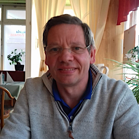 Living with cystic fibrosis (CF) as an adult: Interview with Thomas Malenke Lächelnder Mann mittleren Alters in Halbnahaufnahme
