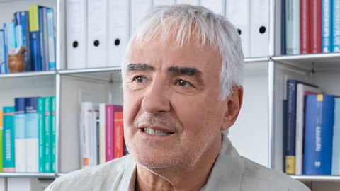 Huffing: Die Atemtechnik kurz erklärt Älterer Mann in Halbnahaufnahme, der Mund ist leicht geöffnet