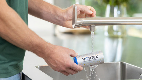 So bleibt der Spacer für die Inhalation hygienisch: Reinigung und Pflege Nahaufnahme von Händen, die VORTEX Inhalierhilfe am Wasserhahn abspülen