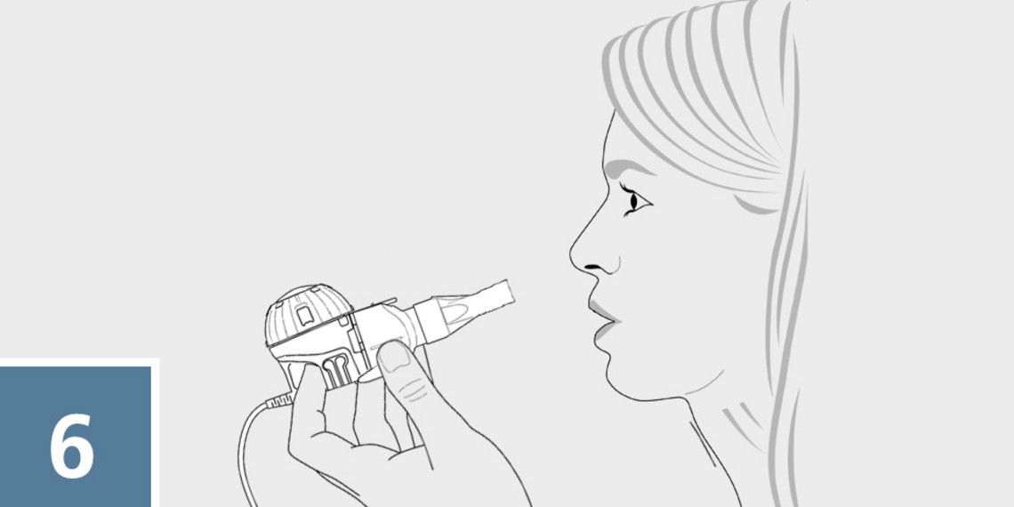 eFlow inhale correctly step 6 Woman sitting upright holding the nebuliser handset close to the face in preparation for inhalation.