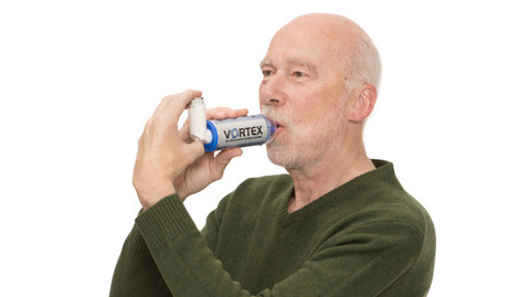 Spacer for asthma & COPD sprays: How to use inhalation aids properly & benefit from the advantages Man inhales asthma spray with spacer