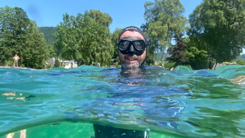 Bernhard Kaut bei Tauchkurs von Nik Linder: Die zweite Luft Taucher im Wasser, der Kopf ist über der Wasseroberfläche