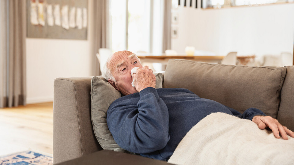 COPD and coronavirus: “It was a close one, but I survived coronavirus” Elderly sick man lying on the couch