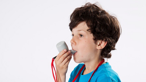 Handling secretions if you have bronchiectasis: Tips from a physiotherapist Boy sitting on the floor with a book and breathing through the PARI O-PEP device
