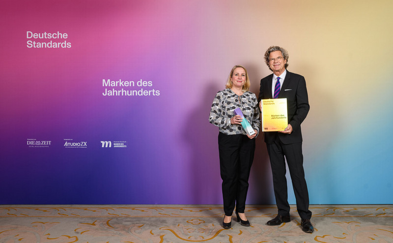 Publisher Dr. Florian Langenscheidt presents the award on stage to Ms. Andrea Zapf, Senior Director Marketing Communications, at PARI GmbH