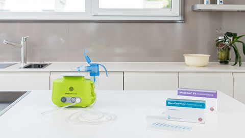 Hypertone Kochsalzlösung: Alles Wissenswerte über die Inhalationslösung Inhalationsgerät und zwei Packungen Inhalationslösung auf Ablage in der Küche