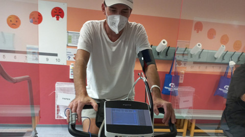Bernhard Kaut im Interview: Mein Leben mit der Spenderlunge Mann sitzt mit Maske auf Hometrainer und trainiert