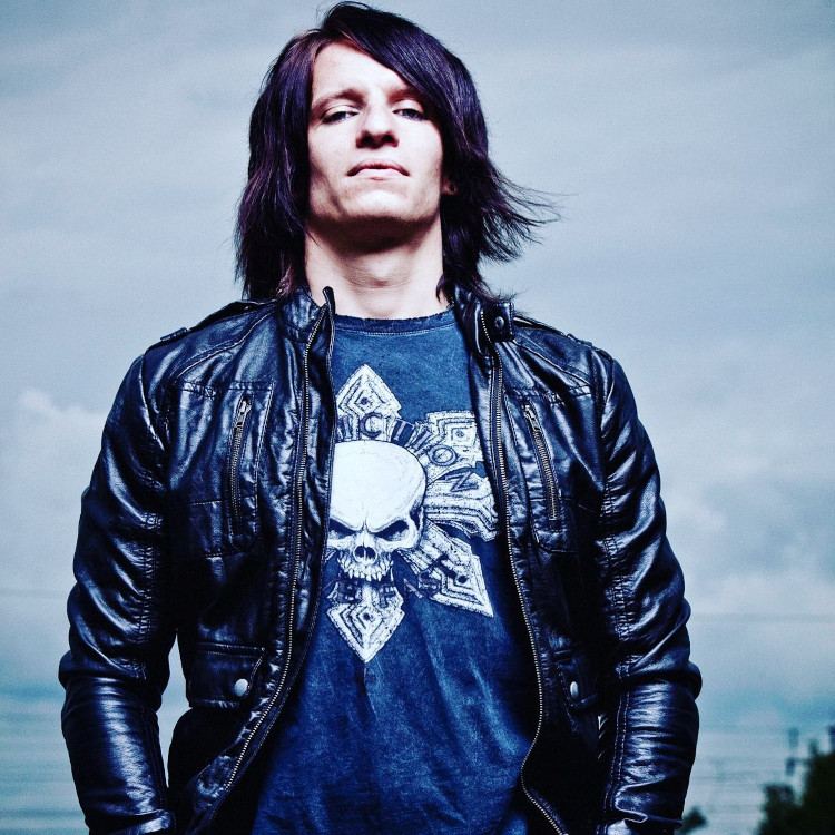 “Inhalation therapy protects my voice”: An interview with the aptly named singer, Leon Singer Young man in half close-up with leather jacket