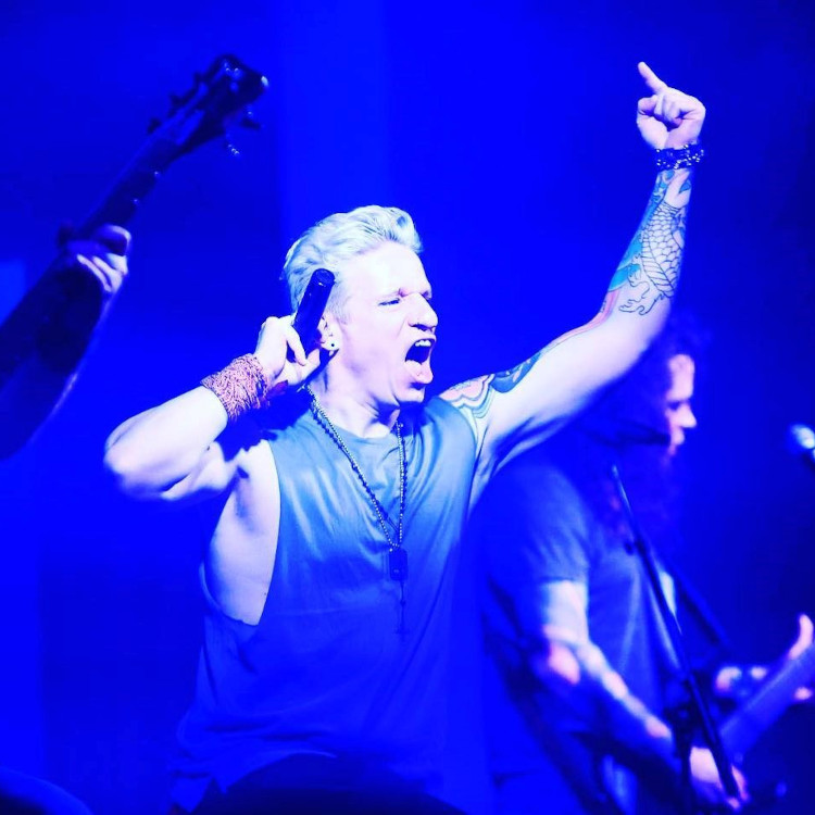 “Inhalation therapy protects my voice”: An interview with the aptly named singer, Leon Singer Singer animates audience with raised hand