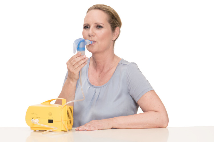 Painful cough: PARI LC SPRINT XLent Woman inhales with inhaler