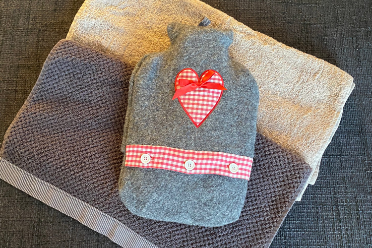 Painful cough: Hot water bottle and damp towel Hot water bottle lies on towel