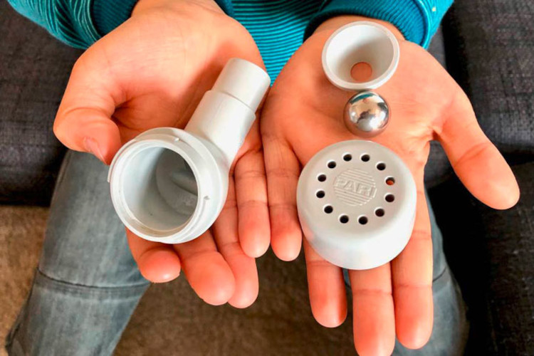 Coughing in children: PARI O-PEP Children's hands hold disassembled PARI O-PEP in the camera