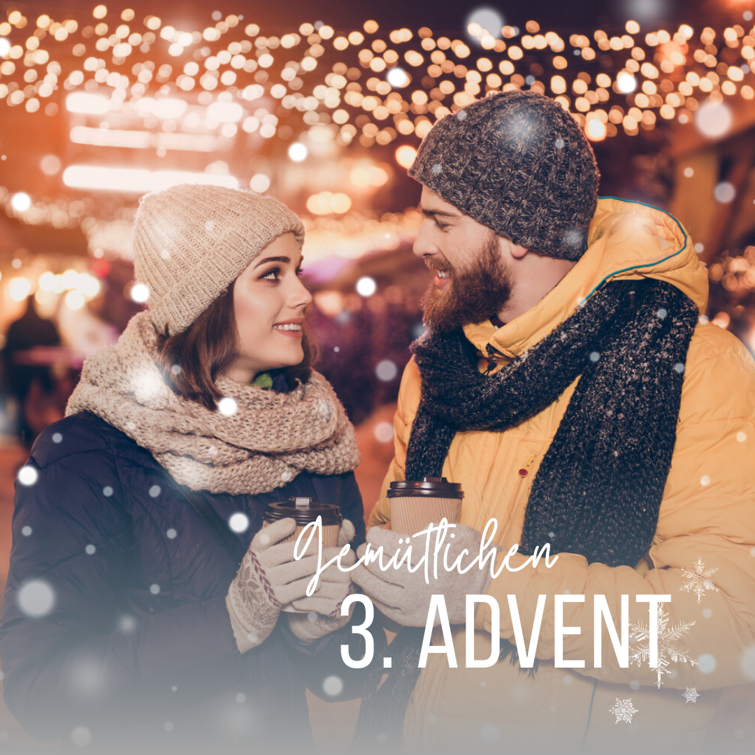 Junges Paar sieht sich verliebt an mit Thermobechern in der Hand am Weihnachtsmarkt, unten rechts steht im Bild: Gemütlichen 3. Advent