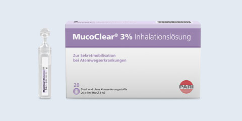 Produktabbildung – MucoClear 3% Inhalationslösung – Hypertone Kochsalzlösung. Links neben der 20er Packung steht eine einzelne Ampulle