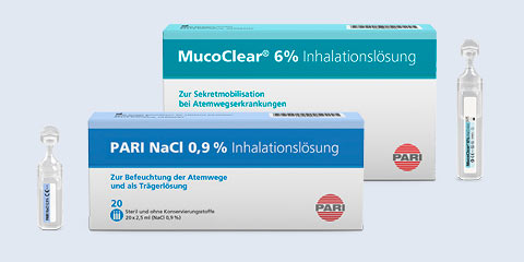 Zwei Verpackungen von PARI Inhalationslösungen vor hellem Hintergrund. Im Vordergrund die blaue Packung 'PARI NaCl 0,9% Inhalationslösung' mit 20 Ampullen für die Befeuchtung der Atemwege. Dahinter eine grüne Packung 'MucoClear 6% Inhalationslösung' zur Sekretmobilisation bei Atemwegserkrankungen. Jeweils eine Ampulle steht neben den Verpackungen.