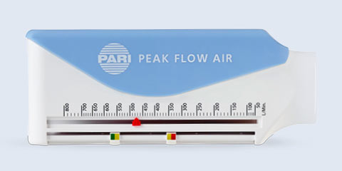 Produktabbildung: Vor einem blau-grauen Hintergrund steht ein PARI-PEAK-FLOW-AIR. Das PARI PEAK FLOW AIR dient zur schnellen Messung des Ausatemspitzenflusses.