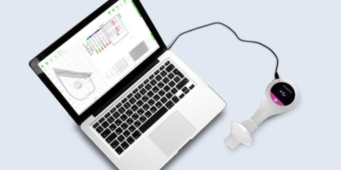 Produktabbildung: Vor einem blau-grauen Hintergrund Steht ein aufgeklapptes Notebook. Auf dem Bildschirm ist eine Messkurve zu sehen, die mit einem rechts daneben liegendem Spirosense Pro Spirometer aufgezeichnet wurde.